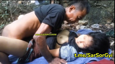 ပါးပြင်မှာ သနပ်ခါးလေးနဲ့